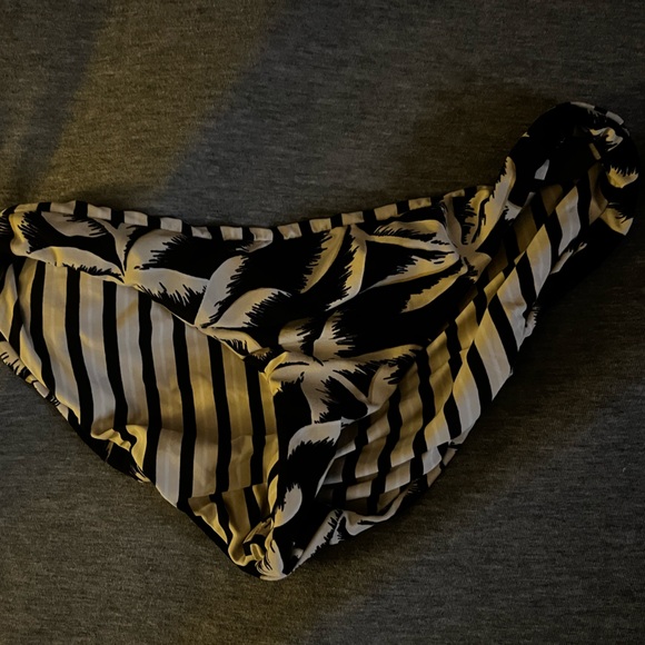 🐚🌴Billabong Palm Side Bikini Low-rider Bottom🌴🐚 - Picture 5 of 5